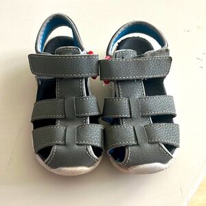 See Kai Run Cyrus IV FlexiRun fisherman sandals. Grey. Size 9.